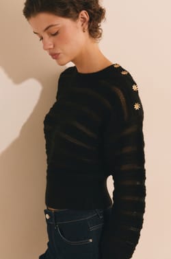 Pull manches longues avec boutons dor&eacute;s;${refinementColor}