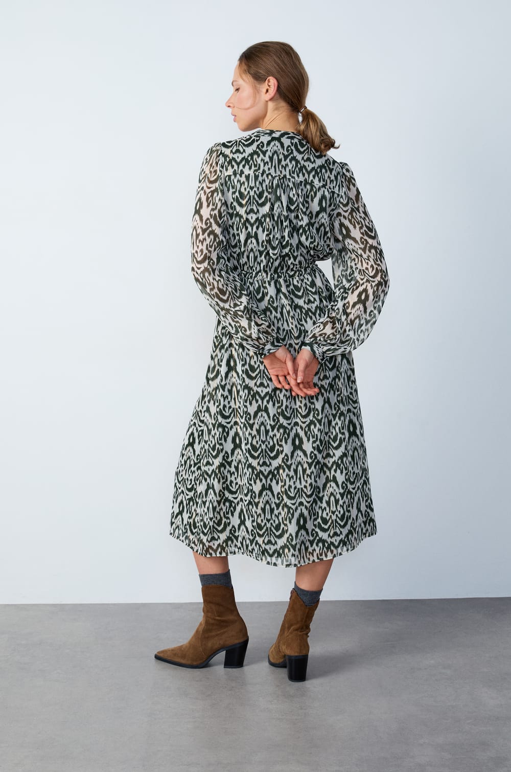 Long flowing printed dress with metallic effect;${refinementColor}