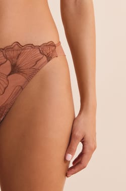 Tanga en broderie;${refinementColor}