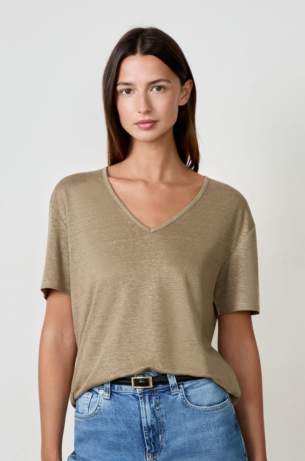 Playera cuello en V 100% lino;${refinementColor}