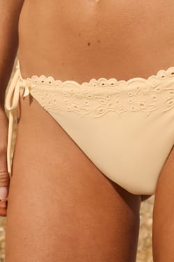 Bas de maillot de bain bikini &agrave; nouer brod&eacute;;${refinementColor}