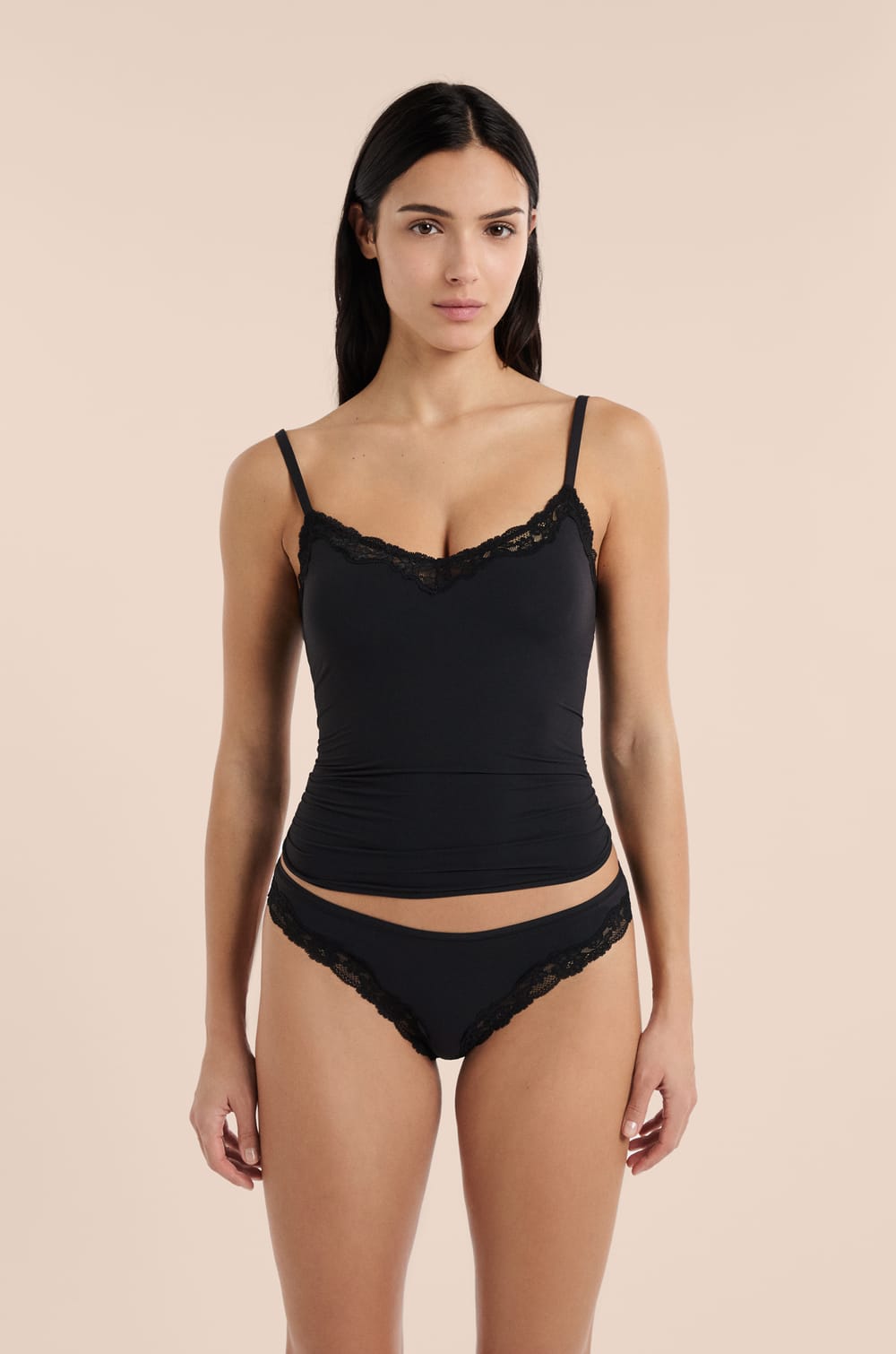 Tanga en microfibre et dentelle;${refinementColor}