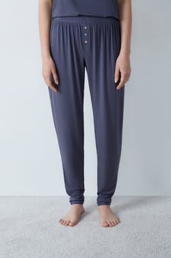 Pantalón ultra comodo;${refinementColor}