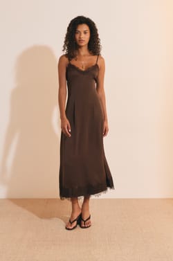 Robe longue satin&eacute;e avec dentelle;${refinementColor}