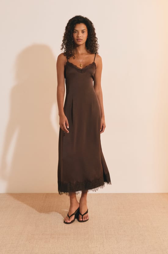 Robe longue satin&eacute;e avec dentelle;${refinementColor}