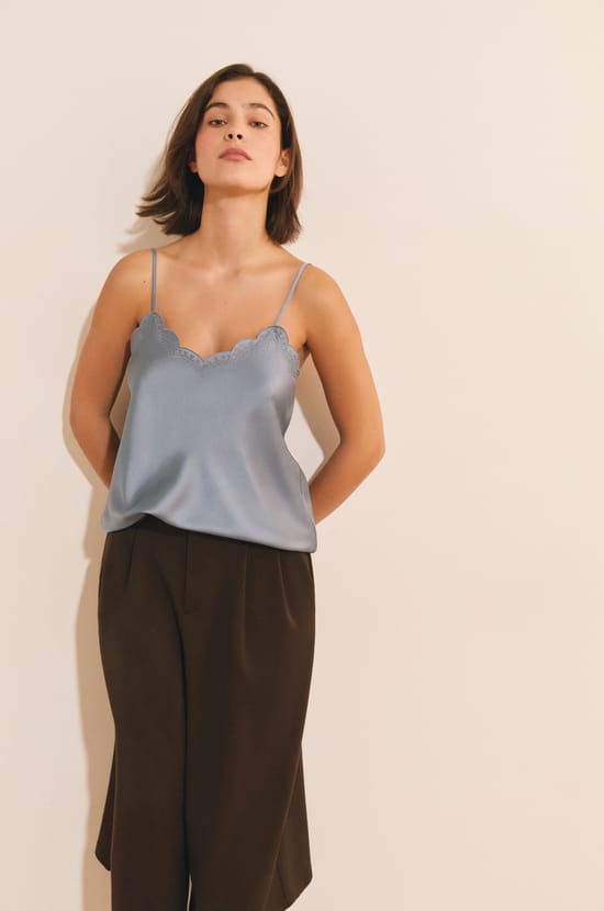 Caraco satin&eacute; avec d&eacute;tails en broderie;${refinementColor}