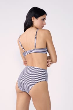 Top de bikini con copas en forma de cesta a rayas;${refinementColor}