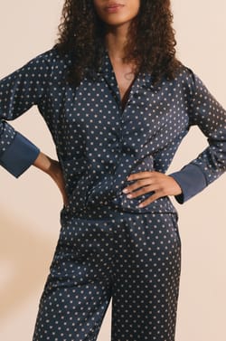 Chemise de pyjama satin&eacute;e &agrave; pois;${refinementColor}