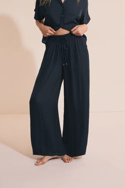 Pantalon satin&eacute; coupe large;${refinementColor}