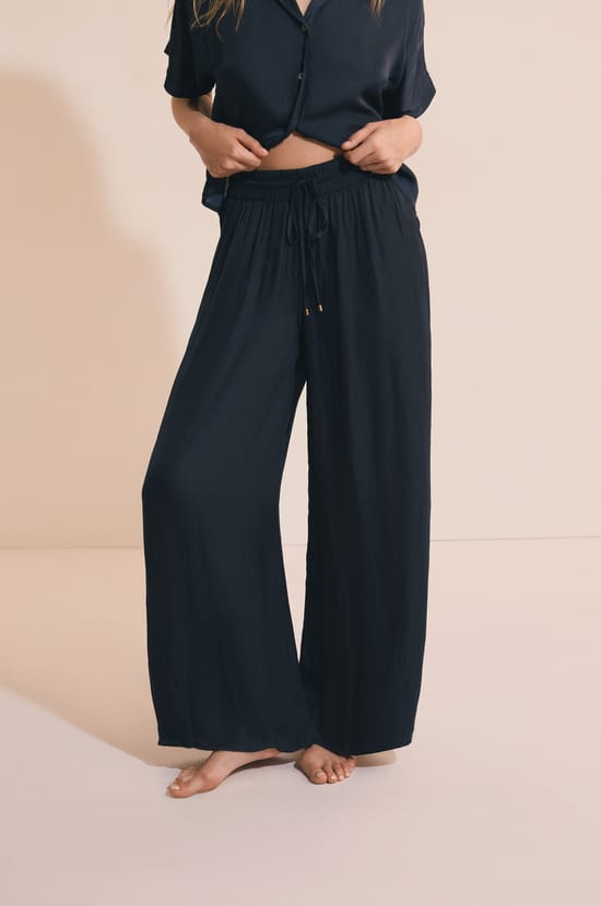 Pantalon satin&eacute; coupe large;${refinementColor}