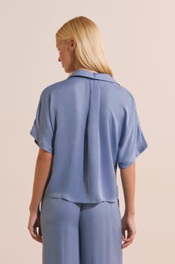 Chemise de pyjama manches courtes satin&eacute;e;${refinementColor}