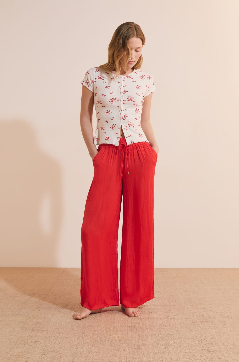 Pantalon satin&eacute; coupe large;${refinementColor}