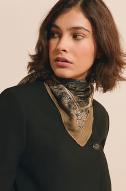 Foulard &agrave; motifs;${refinementColor}