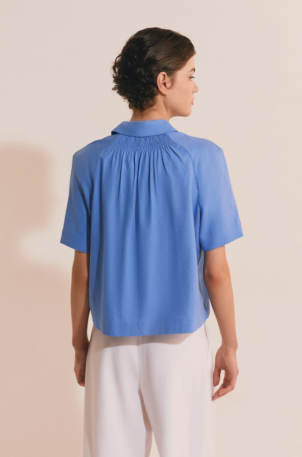 Blouse &agrave; manches courtes avec lin;${refinementColor}