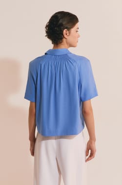 Blouse &agrave; manches courtes avec lin;${refinementColor}