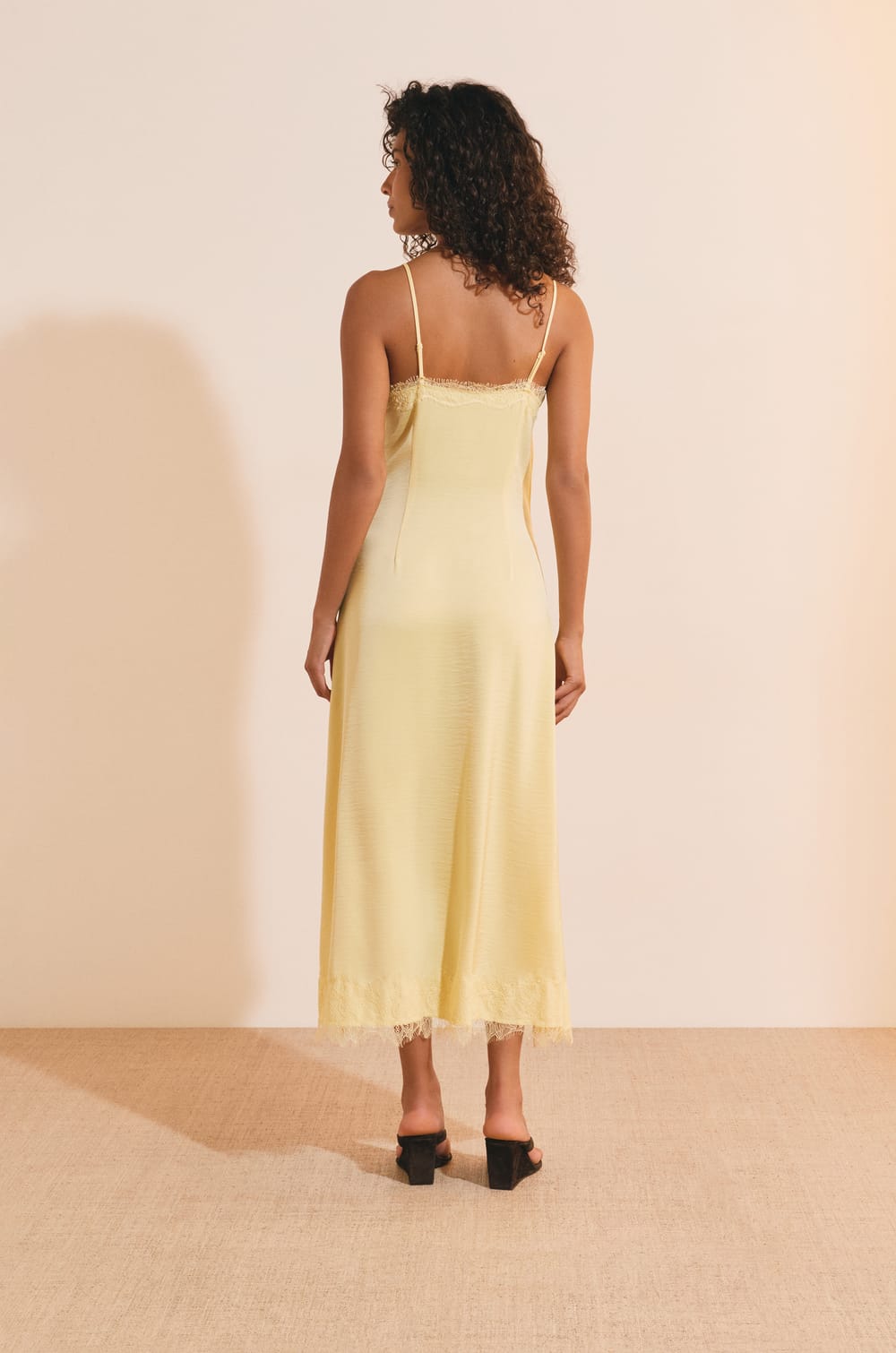 Robe longue &agrave; bretelles avec d&eacute;tails dentelle;${refinementColor}