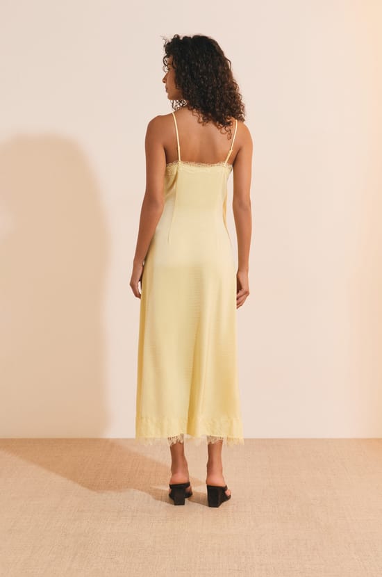 Robe longue &agrave; bretelles avec d&eacute;tails dentelle;${refinementColor}