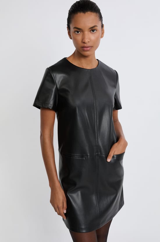 Robe courte droite effet cuir;${refinementColor}