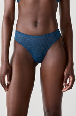 Tanga en dentelle;${refinementColor}