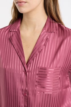 Chemise de pyjama satinée à rayures;${refinementColor}