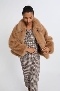Manteau court en fausse fourrure;${refinementColor}