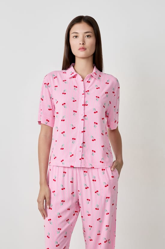 Chemise de pyjama &agrave; imprim&eacute;s cerises;${refinementColor}