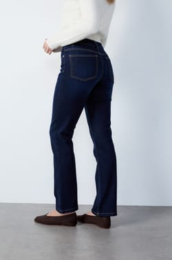 Straight Cut Jeans;${refinementColor}