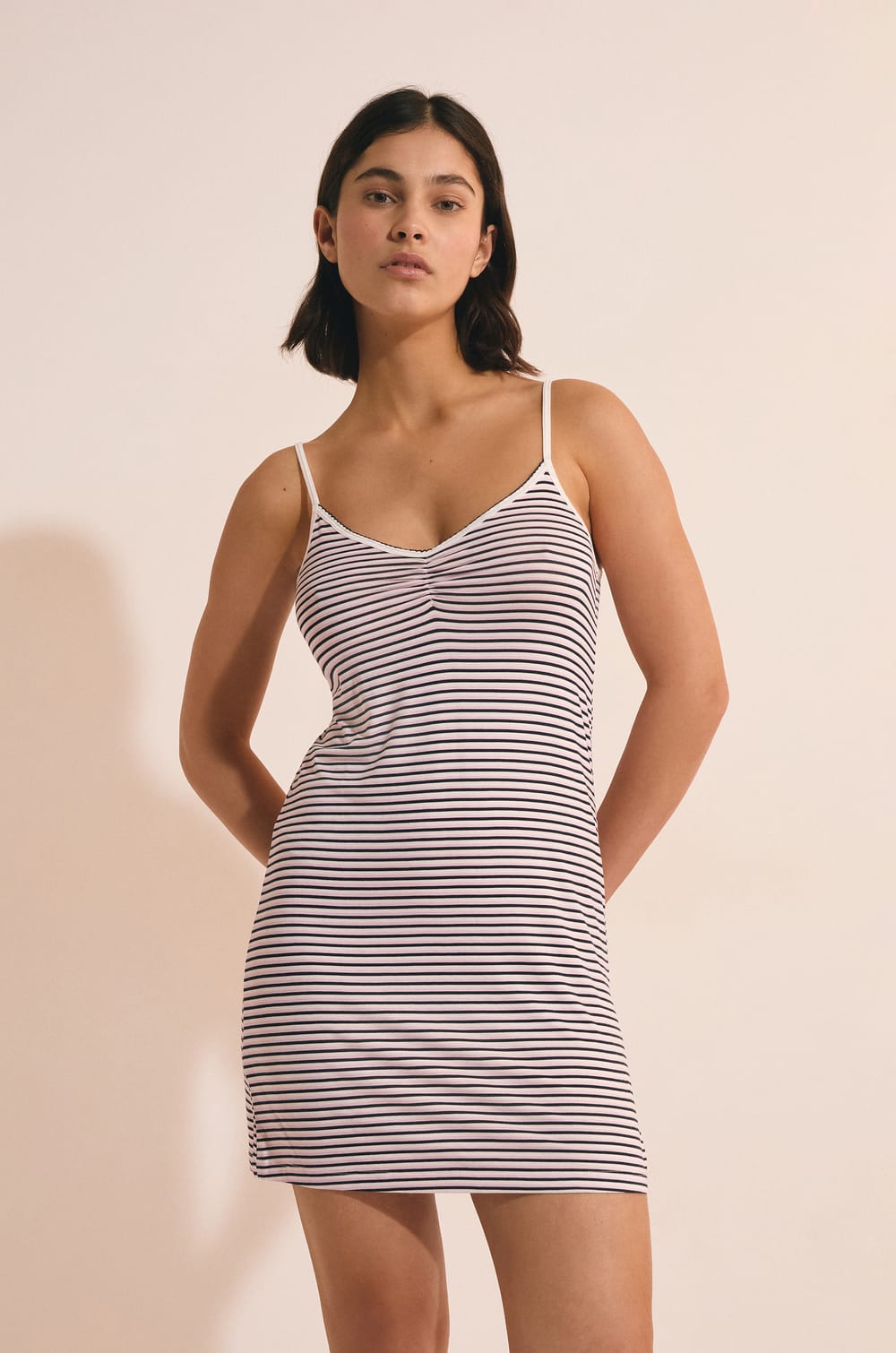 Nuisette courte &agrave; rayures;${refinementColor}