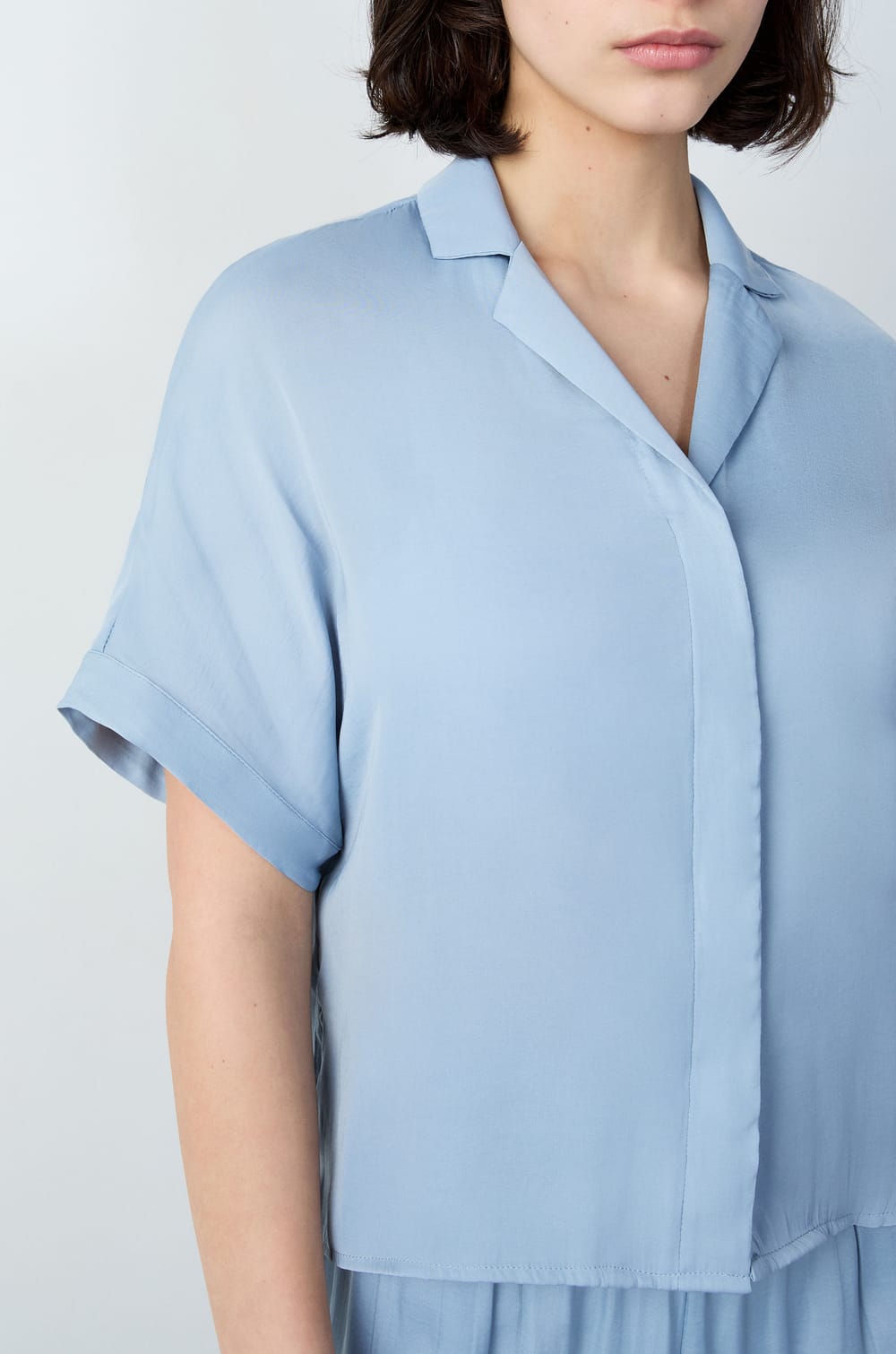 Однотонная рубашка с коротким рукавом;${refinementColor}