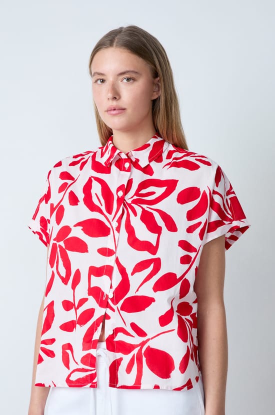 Chemise manches courtes en coton imprimée fleurs;${refinementColor}