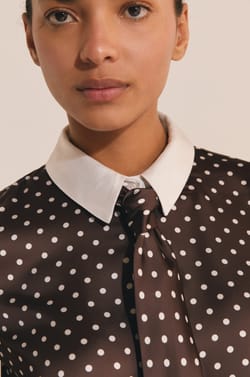 Chemise satin&eacute;e &agrave; pois avec cravate;${refinementColor}