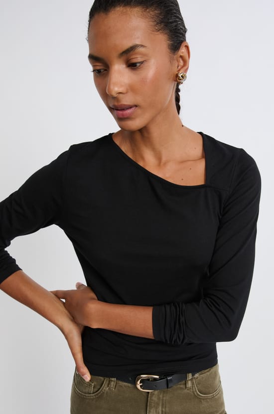 T-shirt manches longues col asymétrique en coton;${refinementColor}