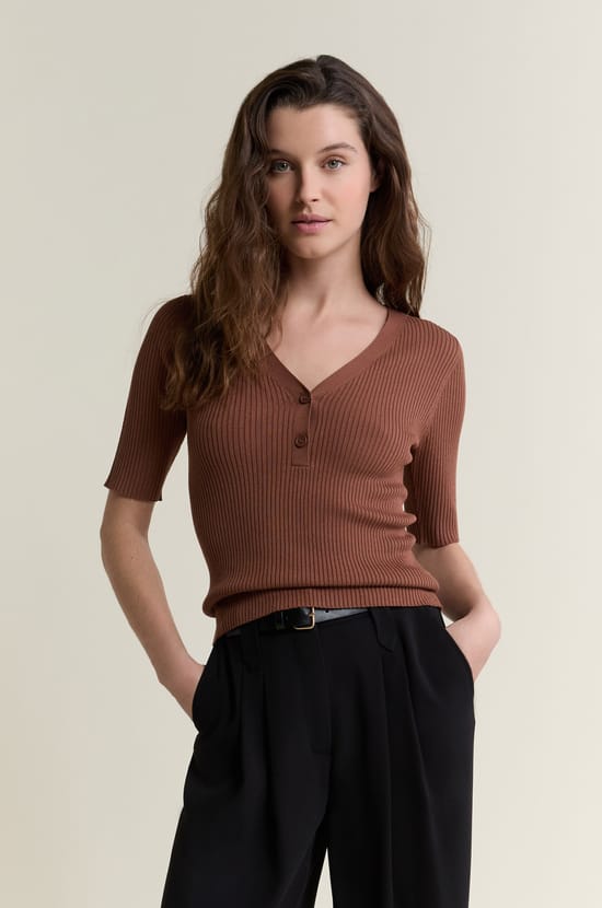 Pull col V manches courtes c&ocirc;tel&eacute;;${refinementColor}