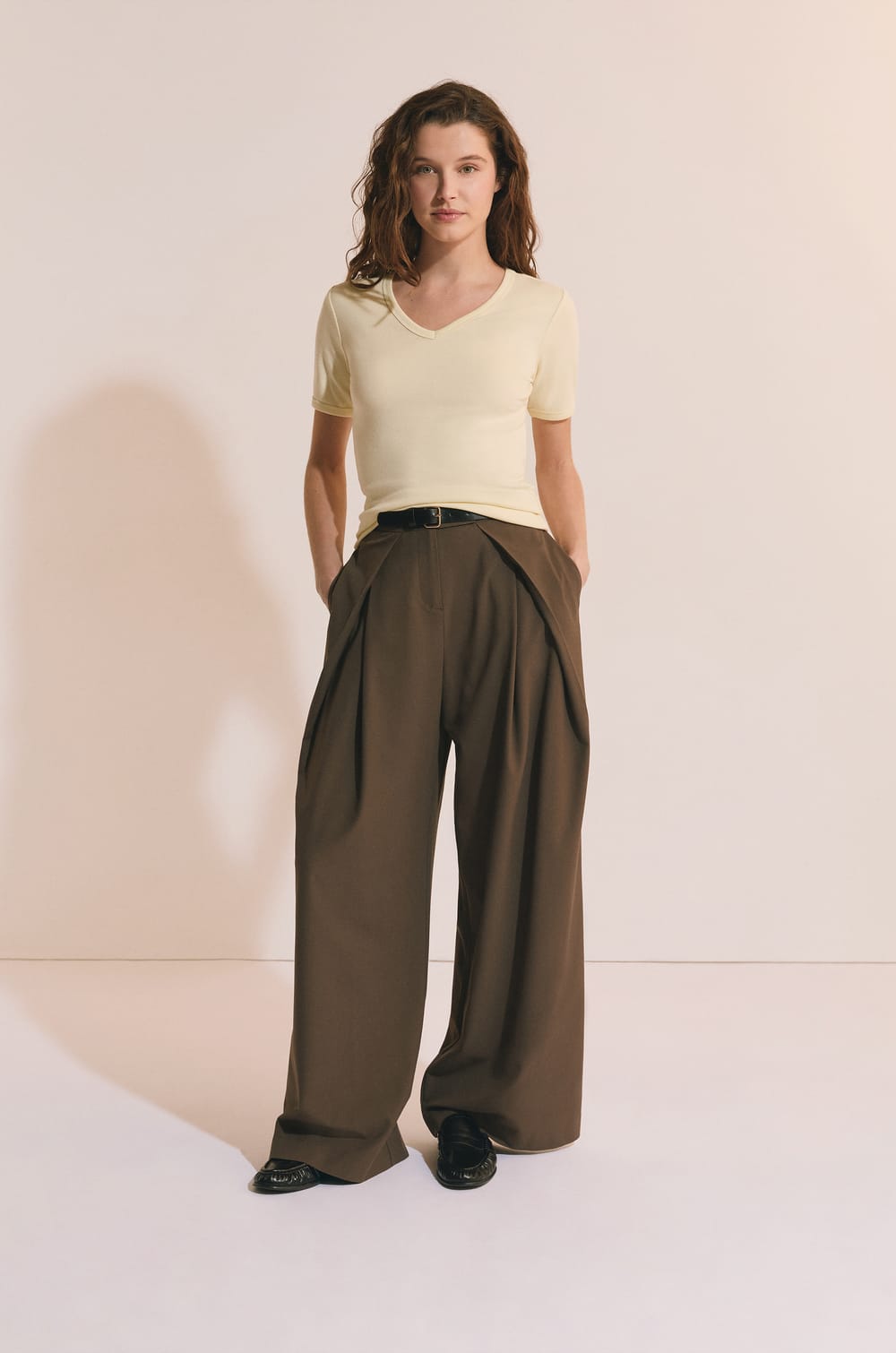 T-shirt &agrave; col V avec coton modal;${refinementColor}