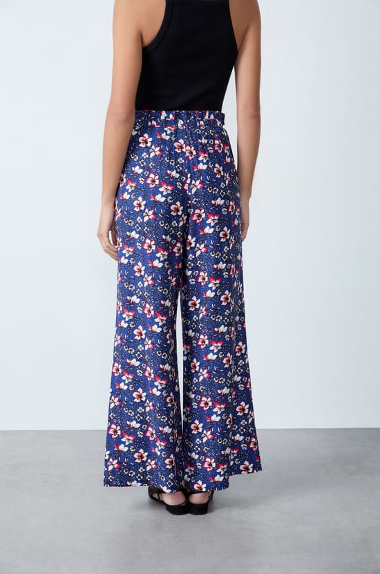 Pantalon large &agrave; motifs fleuris;${refinementColor}