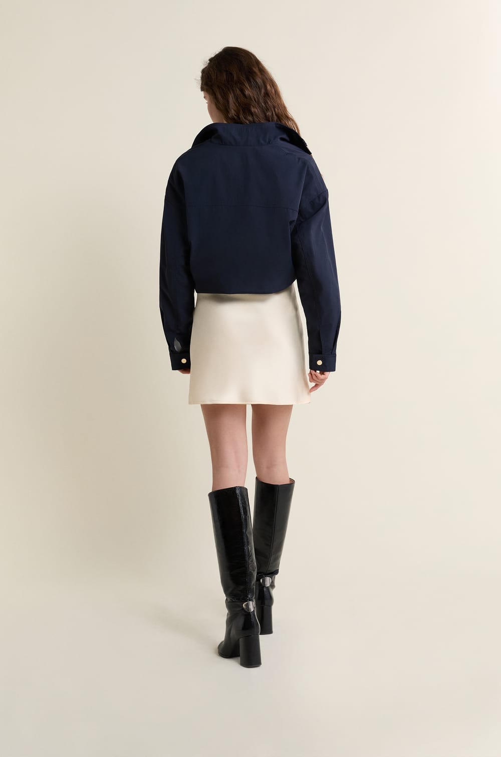 Falda corta satinada;${refinementColor}