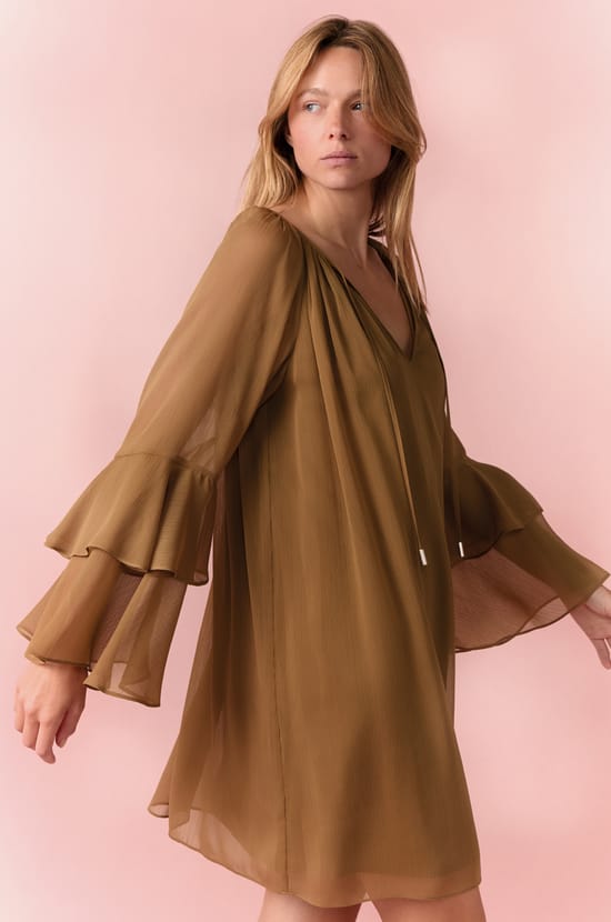 Robe courte avec manches &agrave; volants;${refinementColor}
