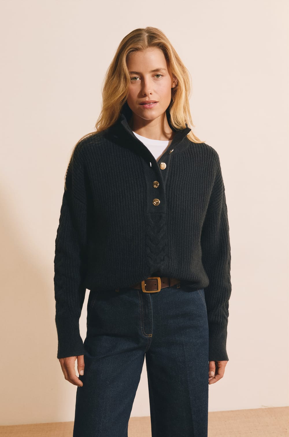 Pull manches longues avec d&eacute;tail bouton dor&eacute;;${refinementColor}