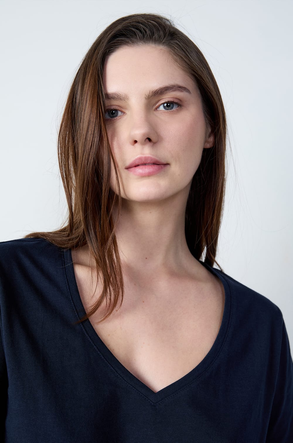 Short-sleeved V-neck T-shirt;${refinementColor}