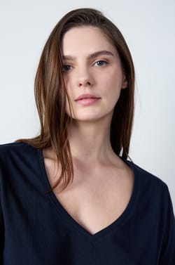 Short-sleeved V-neck T-shirt;${refinementColor}