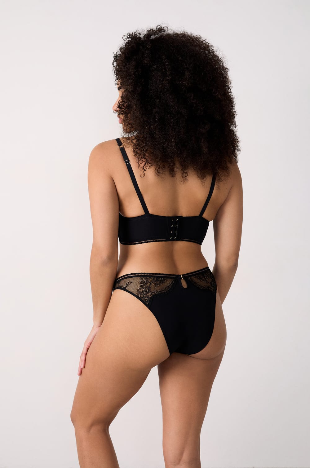 BH mit B&uuml;gel aus Spitze;${refinementColor}