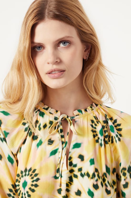 Short dress with pattern;${refinementColor}