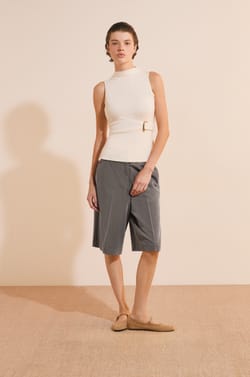 T-shirt sans manches serr&eacute; &agrave; la taille avec d&eacute;tail bijou;${refinementColor}
