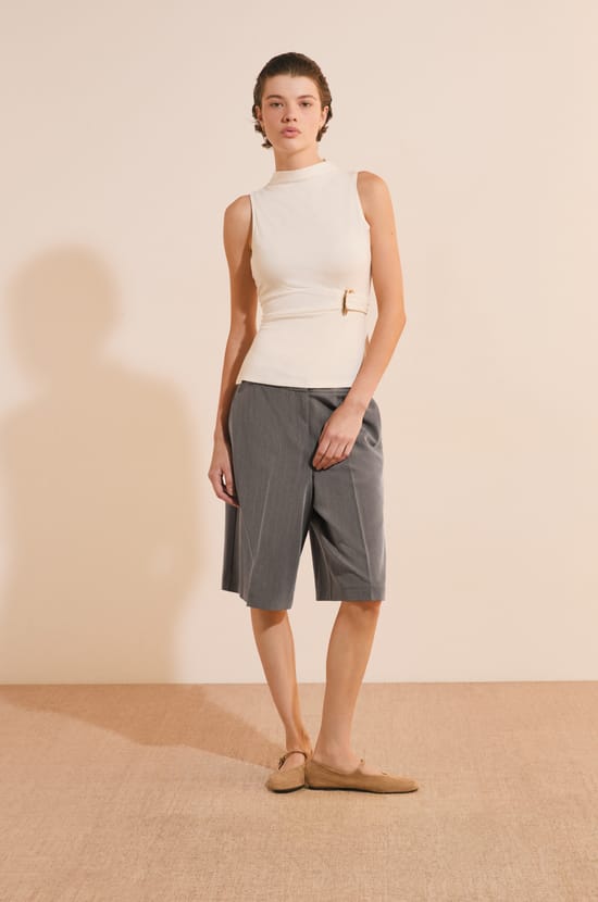 T-shirt sans manches serr&eacute; &agrave; la taille avec d&eacute;tail bijou;${refinementColor}