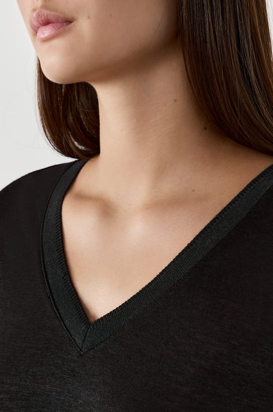 Short-sleeved V-neck T-shirt;${refinementColor}