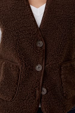 Sleeveless faux fur jacket;${refinementColor}