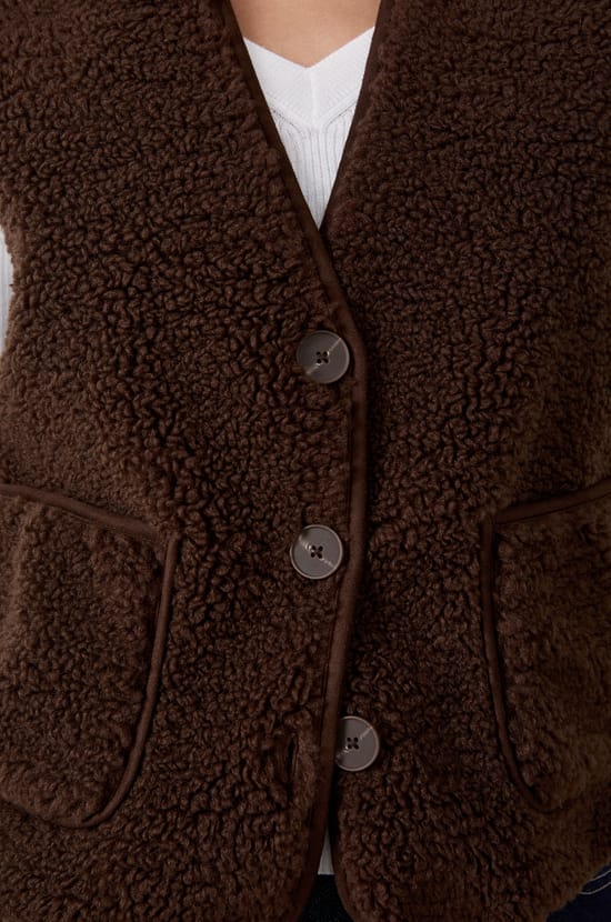 Sleeveless faux fur jacket;${refinementColor}