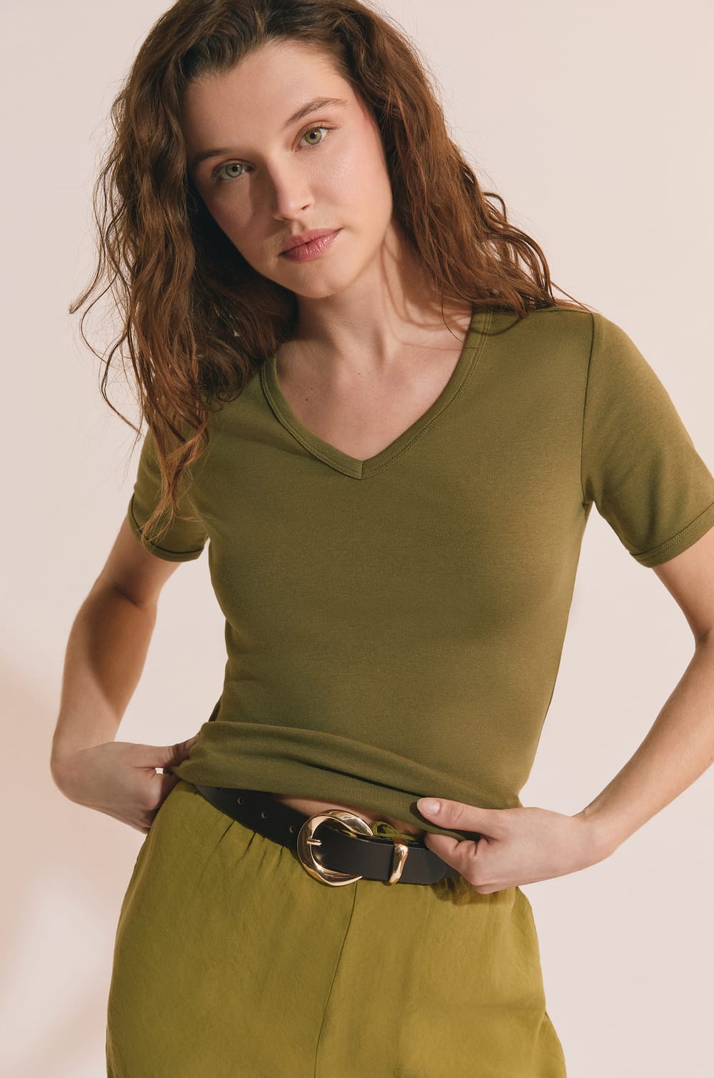 T-shirt &agrave; col V avec coton modal;${refinementColor}