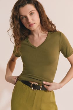 T-shirt &agrave; col V avec coton modal;${refinementColor}