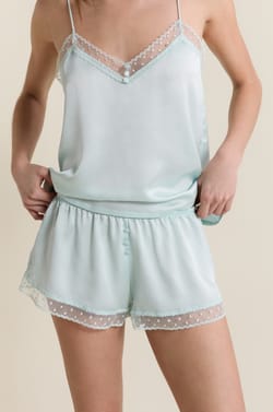 Short de pyjama satin&eacute; d&eacute;tails brod&eacute;s;${refinementColor}